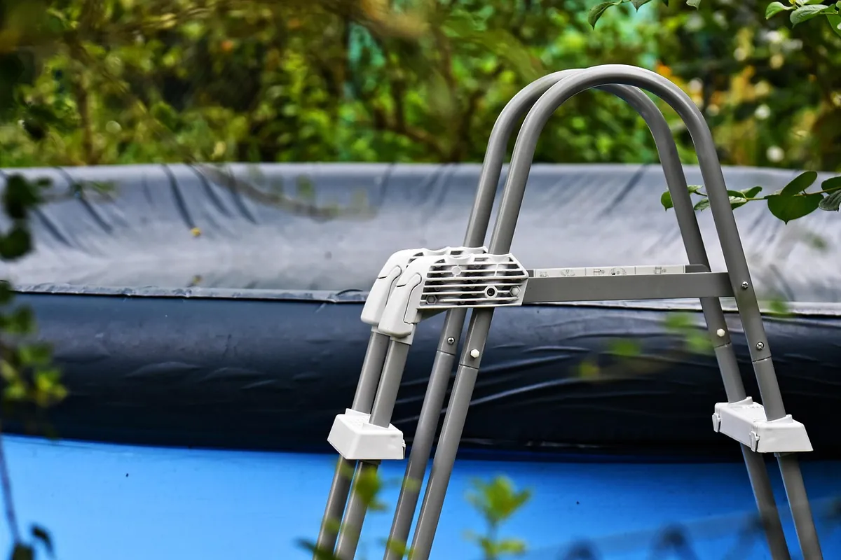 Piscina elevada desmontable con el cobertor puesto y la escalera todavía montada